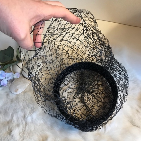 Vintage 1950/60s Black Velvet Pillbox Hat Netting - Picture 6 of 7